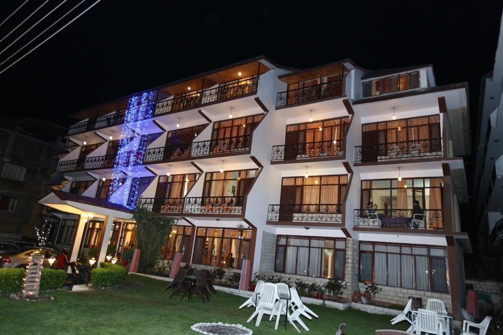 Hotel Natraj Manali Дармсала Экстерьер фото